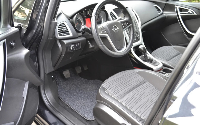 Opel Astra cena 32900 przebieg: 135000, rok produkcji 2014 z Radom małe 704